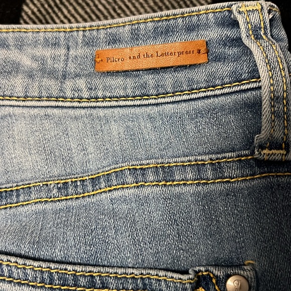 Pilcro and the Letterpress Script Jeans. Size 28 - Picture 14 of 16